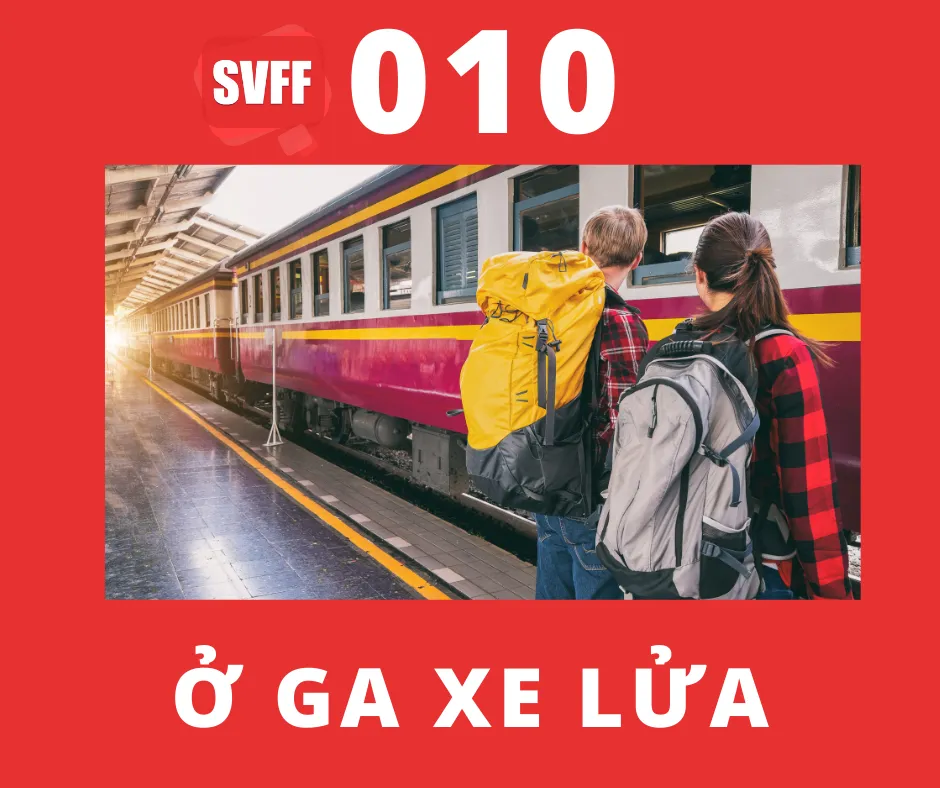 Ở ga xe lửa